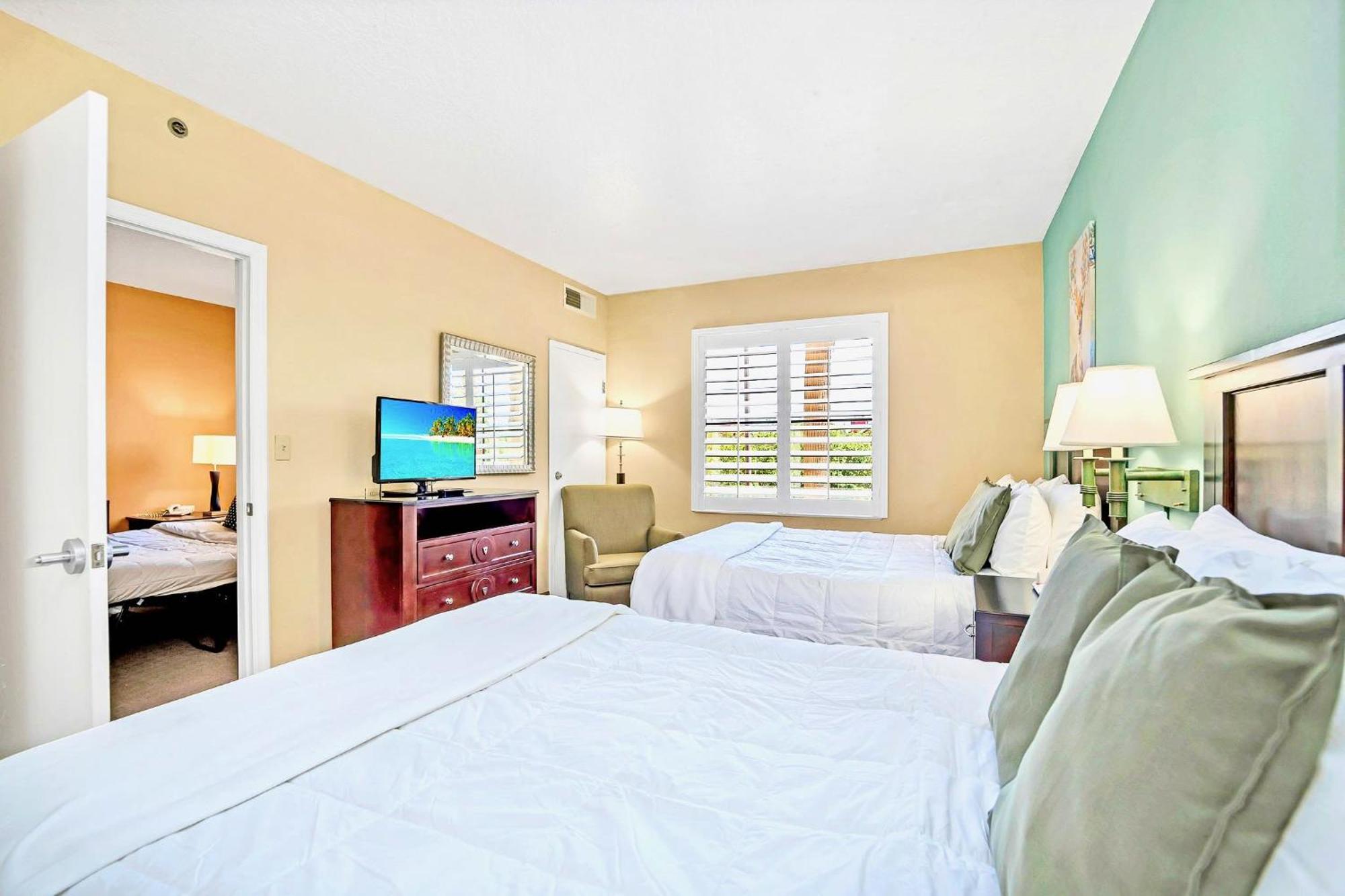 Near Universal With Hot Tub & Pool Apartment *